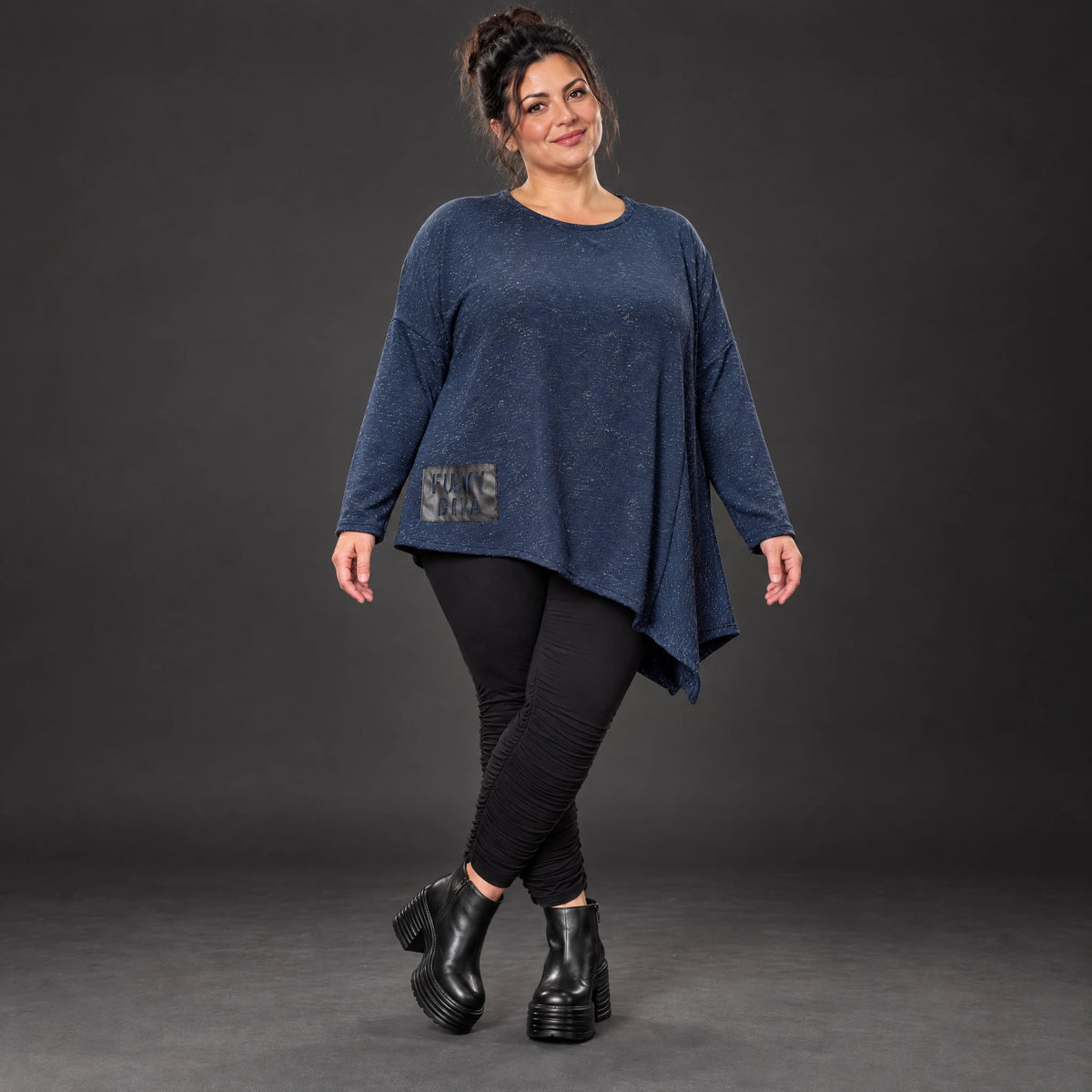 Asymmetrisches Langarmshirt in Blau/Weiß aus flauschigem Strick mit lässigem Zipfelsaum