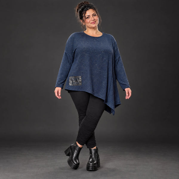 Asymmetrisches Langarmshirt in Blau/Weiß aus flauschigem Strick mit lässigem Zipfelsaum