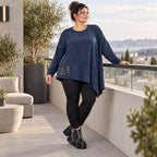 Asymmetrisches Langarmshirt in Blau/Weiß aus flauschigem Strick mit lässigem Zipfelsaum