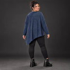 Asymmetrisches Langarmshirt in Blau/Weiß aus flauschigem Strick mit lässigem Zipfelsaum