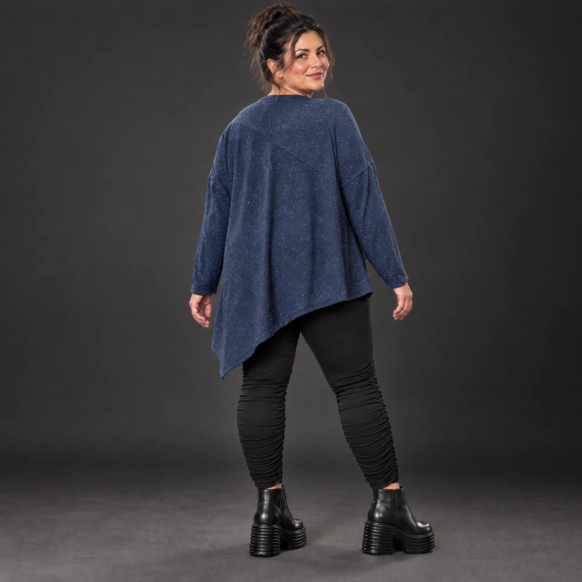 Asymmetrisches Langarmshirt in Blau/Weiß aus flauschigem Strick mit lässigem Zipfelsaum