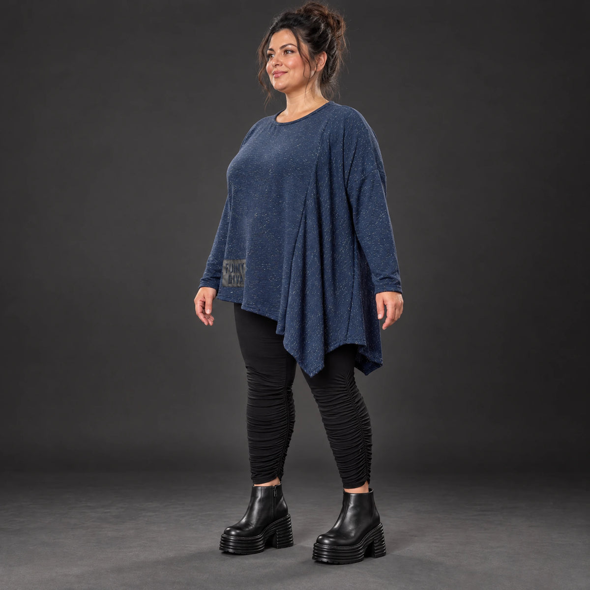 Asymmetrisches Langarmshirt in Blau/Weiß aus flauschigem Strick mit lässigem Zipfelsaum