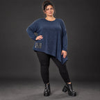 Asymmetrisches Langarmshirt in Blau/Weiß aus flauschigem Strick mit lässigem Zipfelsaum