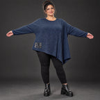 Asymmetrisches Langarmshirt in Blau/Weiß aus flauschigem Strick mit lässigem Zipfelsaum