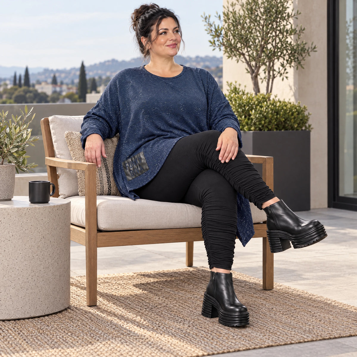 Asymmetrisches Langarmshirt in Blau/Weiß aus flauschigem Strick mit lässigem Zipfelsaum