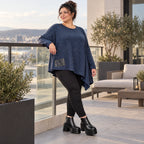 Asymmetrisches Langarmshirt in Blau/Weiß aus flauschigem Strick mit lässigem Zipfelsaum