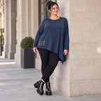 Asymmetrisches Langarmshirt in Blau/Weiß aus flauschigem Strick mit lässigem Zipfelsaum