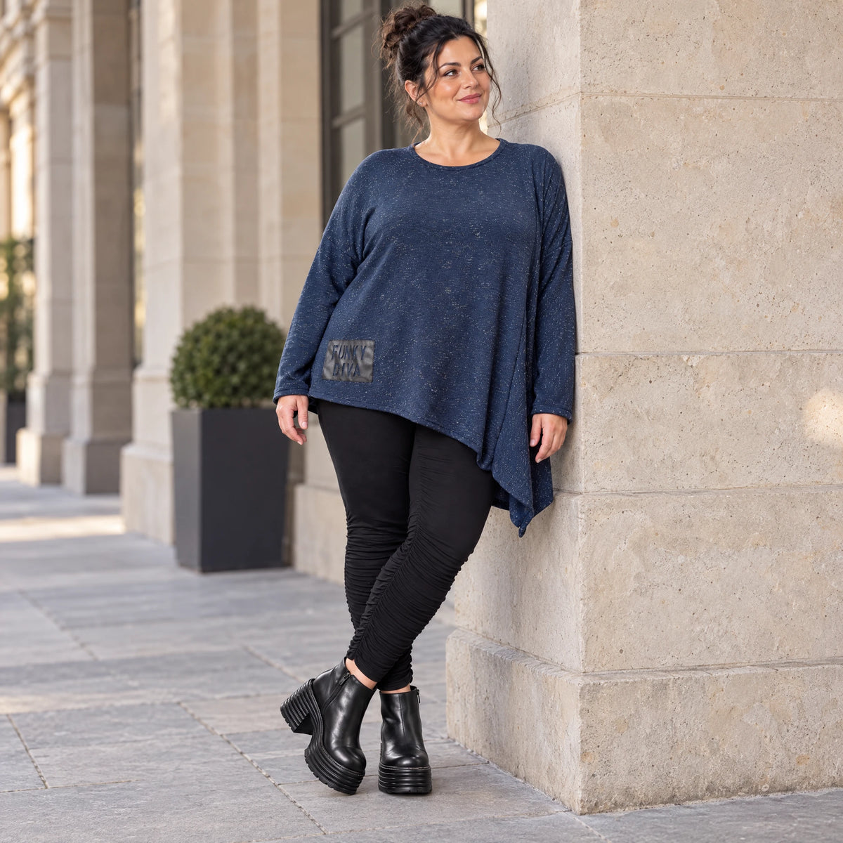 Asymmetrisches Langarmshirt in Blau/Weiß aus flauschigem Strick mit lässigem Zipfelsaum