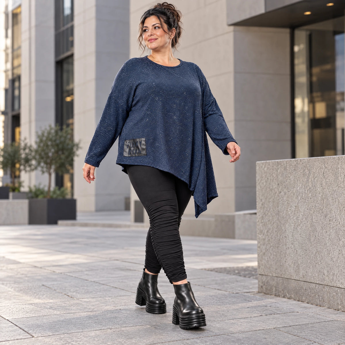 Asymmetrisches Langarmshirt in Blau/Weiß aus flauschigem Strick mit lässigem Zipfelsaum