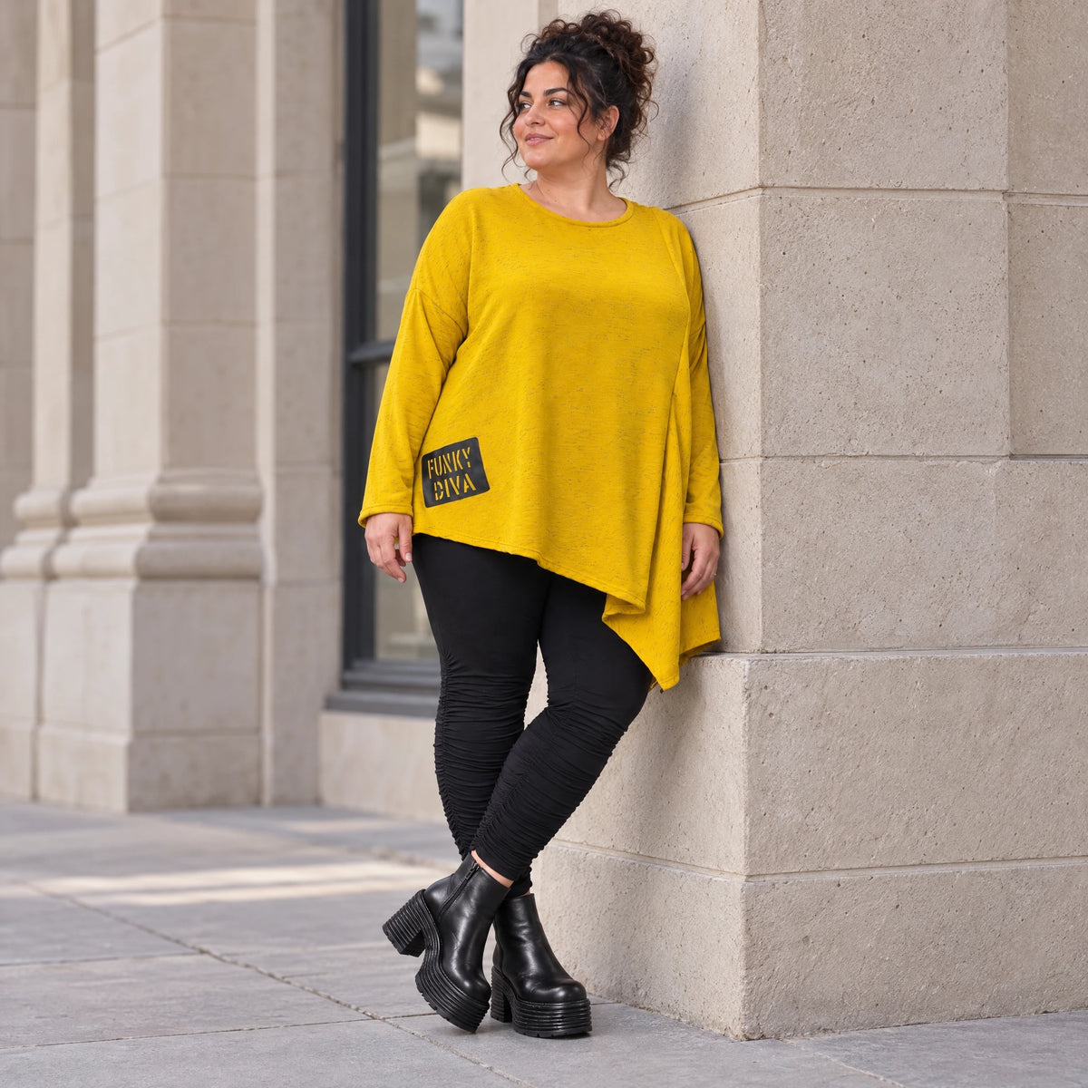 Feinstrickshirt in Gelb mit asymmetrischem Zipfelsaum Langarm und Rundhalsausschnitt