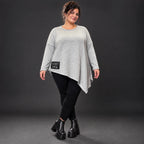 Feinstrickshirt in Grau/Schwarz mit asymmetrischem Zipfelsaum und Flauschgarnoptik