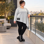 Feinstrickshirt in Grau/Schwarz mit asymmetrischem Zipfelsaum und Flauschgarnoptik