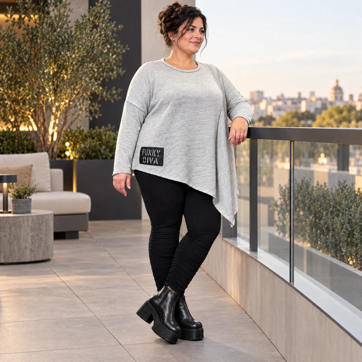 Feinstrickshirt in Grau/Schwarz mit asymmetrischem Zipfelsaum und Flauschgarnoptik