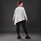 Feinstrickshirt in Grau/Schwarz mit asymmetrischem Zipfelsaum und Flauschgarnoptik