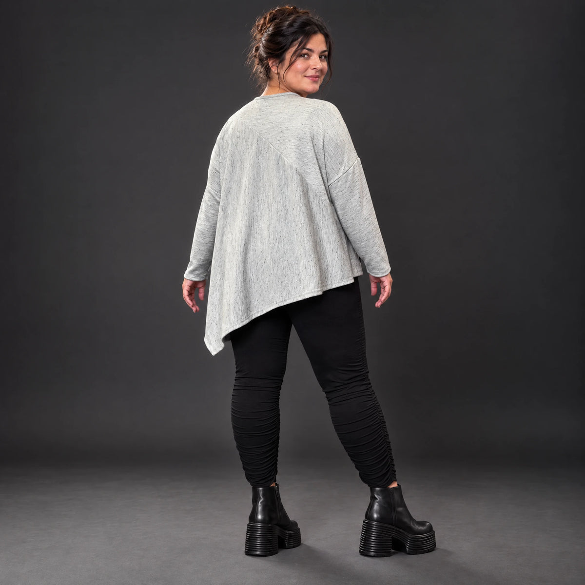 Feinstrickshirt in Grau/Schwarz mit asymmetrischem Zipfelsaum und Flauschgarnoptik