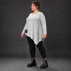 Feinstrickshirt in Grau/Schwarz mit asymmetrischem Zipfelsaum und Flauschgarnoptik