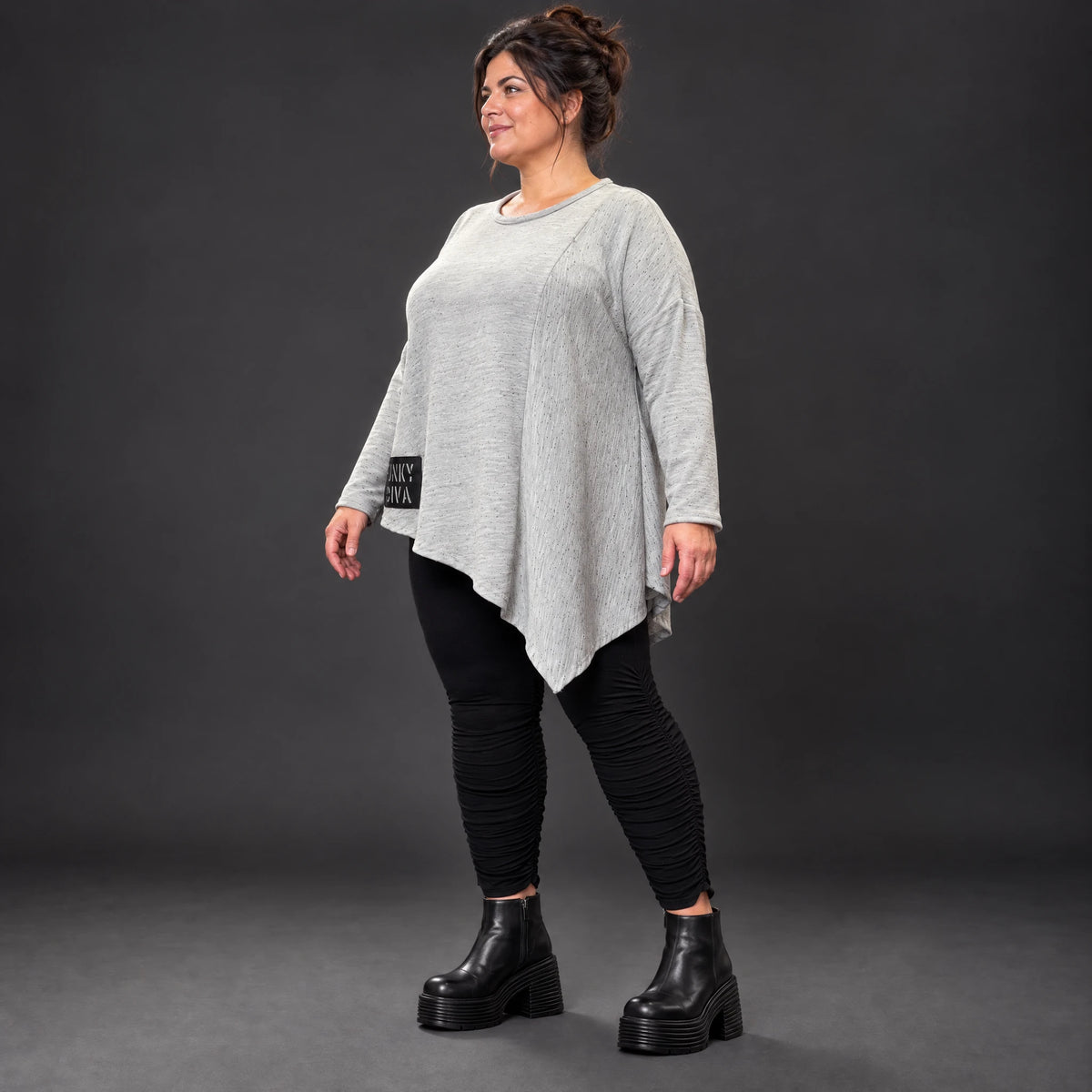 Feinstrickshirt in Grau/Schwarz mit asymmetrischem Zipfelsaum und Flauschgarnoptik