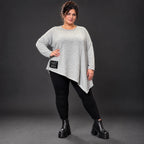Feinstrickshirt in Grau/Schwarz mit asymmetrischem Zipfelsaum und Flauschgarnoptik