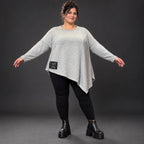 Feinstrickshirt in Grau/Schwarz mit asymmetrischem Zipfelsaum und Flauschgarnoptik
