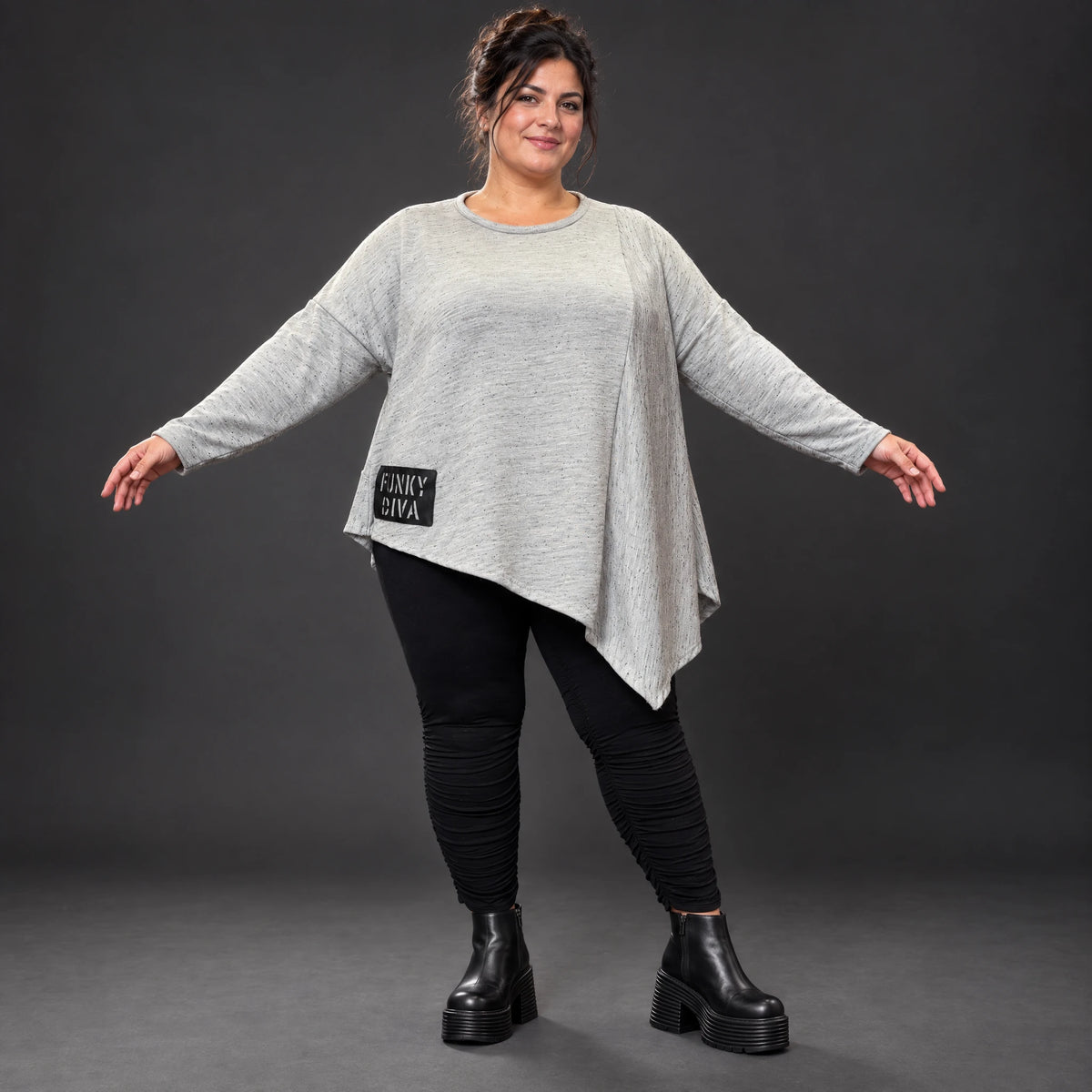 Feinstrickshirt in Grau/Schwarz mit asymmetrischem Zipfelsaum und Flauschgarnoptik