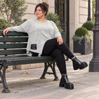 Feinstrickshirt in Grau/Schwarz mit asymmetrischem Zipfelsaum und Flauschgarnoptik