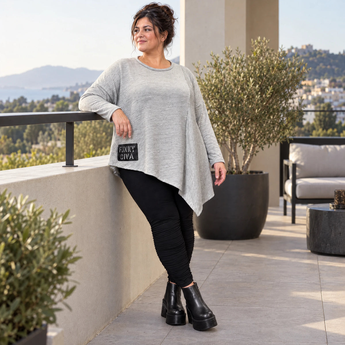 Feinstrickshirt in Grau/Schwarz mit asymmetrischem Zipfelsaum und Flauschgarnoptik