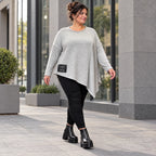 Feinstrickshirt in Grau/Schwarz mit asymmetrischem Zipfelsaum und Flauschgarnoptik