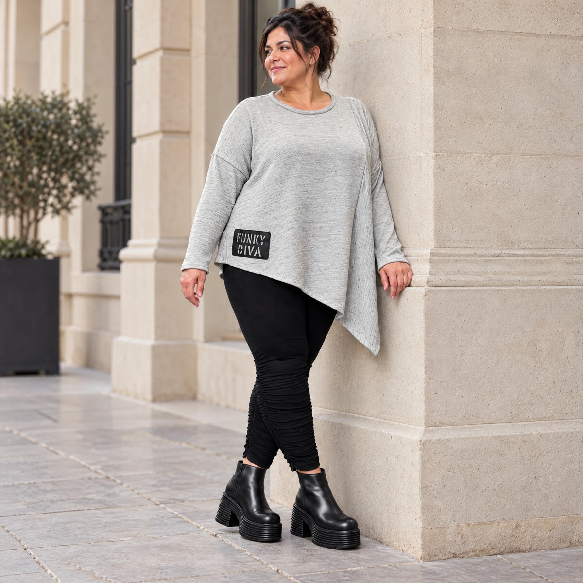 Feinstrickshirt in Grau/Schwarz mit asymmetrischem Zipfelsaum und Flauschgarnoptik