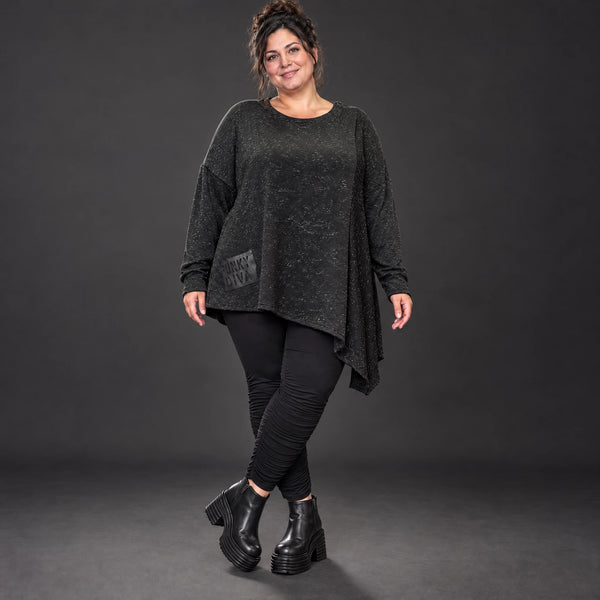 Strickshirt in Schwarz/Weiß mit asymmetrischem Zipfelsaum aus weichem Flauschgarn