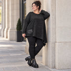 Strickshirt in Schwarz/Weiß mit asymmetrischem Zipfelsaum aus weichem Flauschgarn