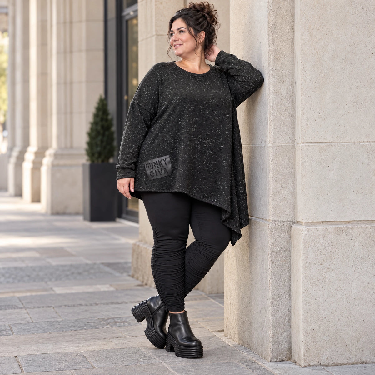 Strickshirt in Schwarz/Weiß mit asymmetrischem Zipfelsaum aus weichem Flauschgarn