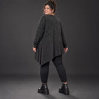 Strickshirt in Schwarz/Weiß mit asymmetrischem Zipfelsaum aus weichem Flauschgarn