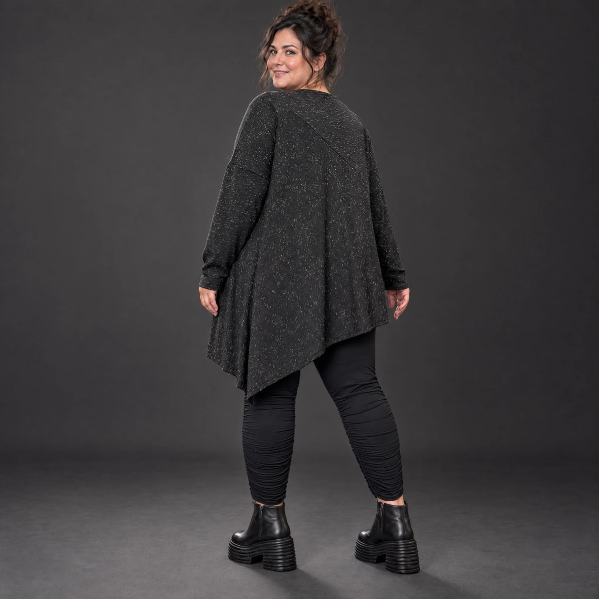 Strickshirt in Schwarz/Weiß mit asymmetrischem Zipfelsaum aus weichem Flauschgarn