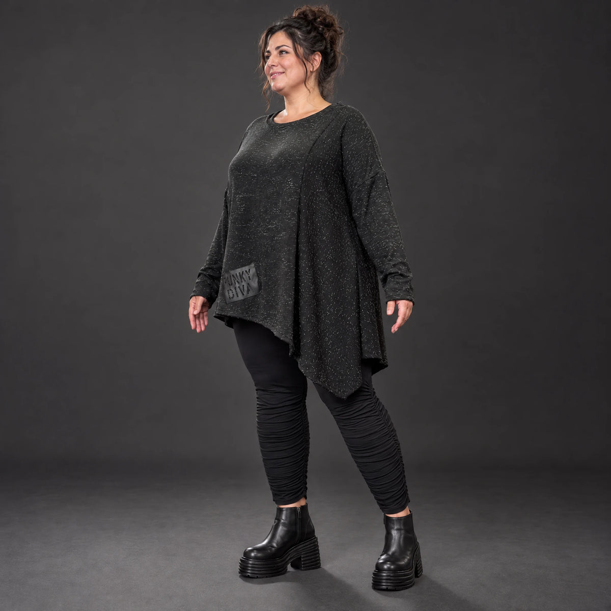 Strickshirt in Schwarz/Weiß mit asymmetrischem Zipfelsaum aus weichem Flauschgarn