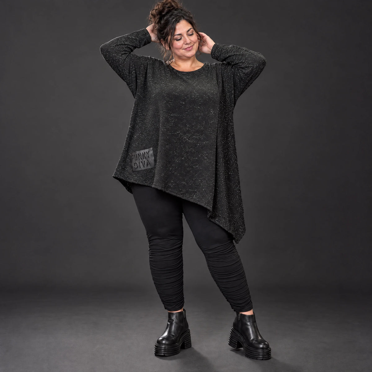Strickshirt in Schwarz/Weiß mit asymmetrischem Zipfelsaum aus weichem Flauschgarn