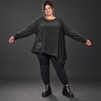 Strickshirt in Schwarz/Weiß mit asymmetrischem Zipfelsaum aus weichem Flauschgarn