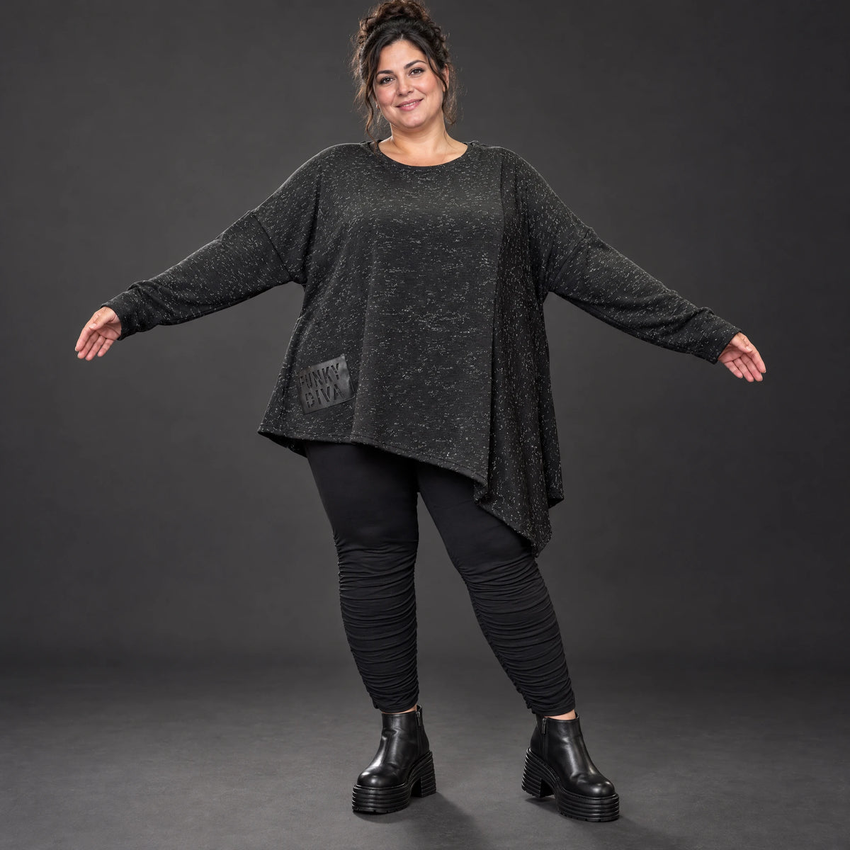 Strickshirt in Schwarz/Weiß mit asymmetrischem Zipfelsaum aus weichem Flauschgarn