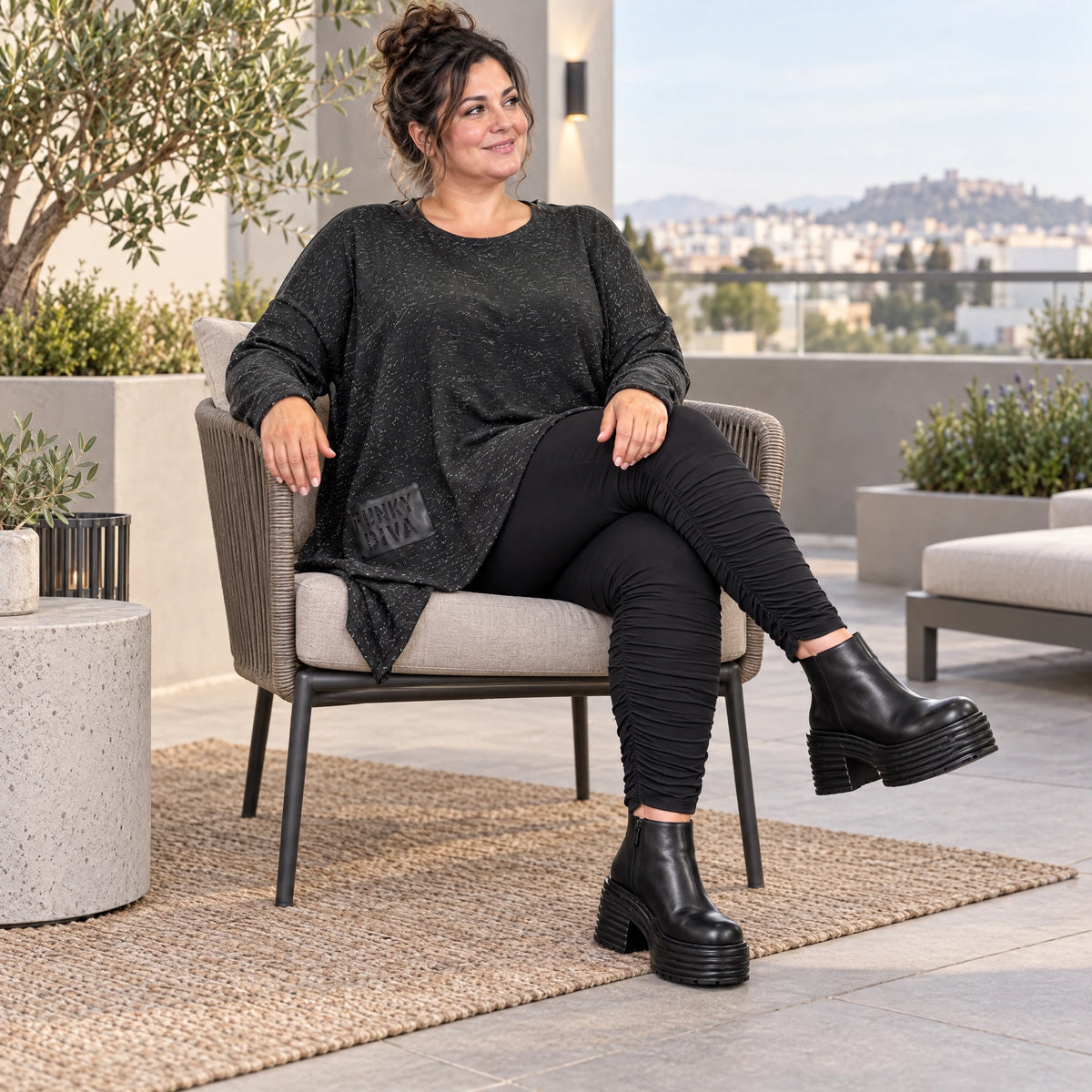 Strickshirt in Schwarz/Weiß mit asymmetrischem Zipfelsaum aus weichem Flauschgarn