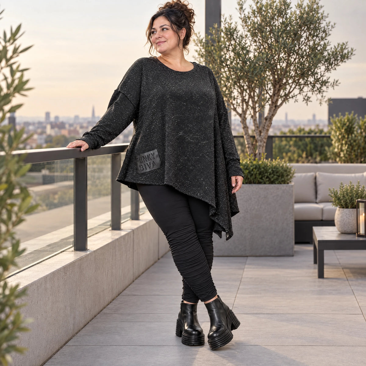 Strickshirt in Schwarz/Weiß mit asymmetrischem Zipfelsaum aus weichem Flauschgarn