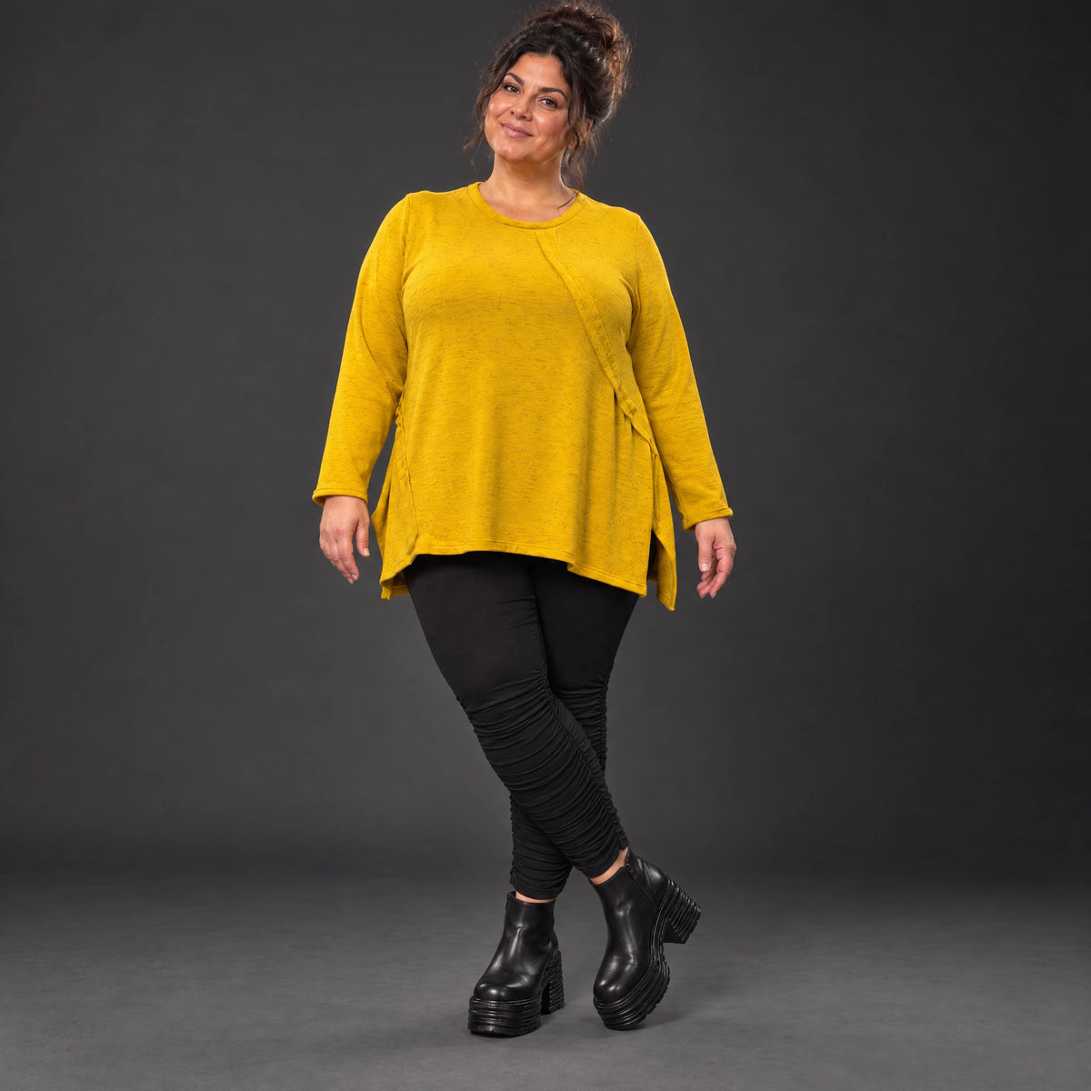 Gelbes Feinstrickshirt in A-Linie mit Reißverschluss am Ausschnitt und flauschigem Garn