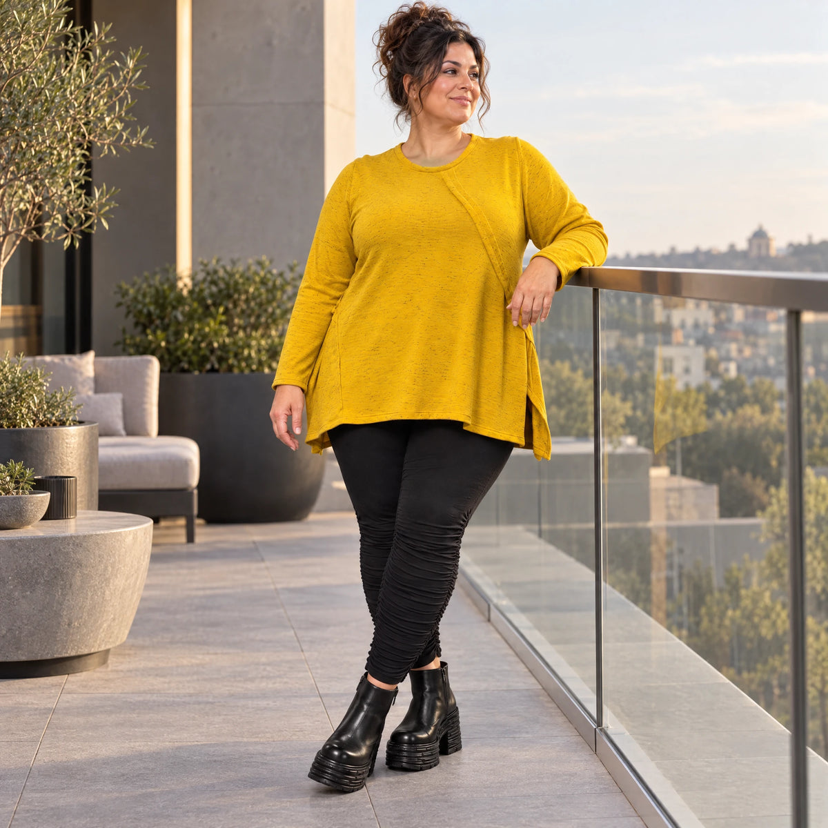 Gelbes Feinstrickshirt in A-Linie mit Reißverschluss am Ausschnitt und flauschigem Garn