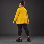 Gelbes Feinstrickshirt in A-Linie mit Reißverschluss am Ausschnitt und flauschigem Garn