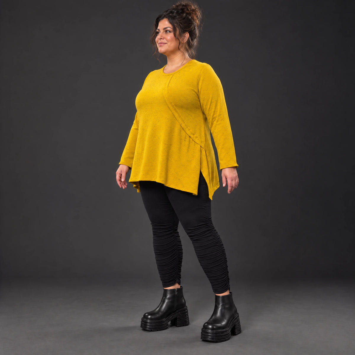 Gelbes Feinstrickshirt in A-Linie mit Reißverschluss am Ausschnitt und flauschigem Garn