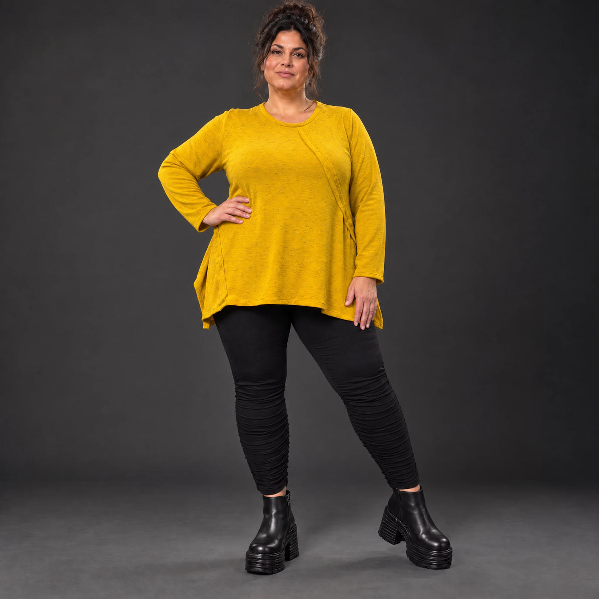 Gelbes Feinstrickshirt in A-Linie mit Reißverschluss am Ausschnitt und flauschigem Garn