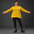 Gelbes Feinstrickshirt in A-Linie mit Reißverschluss am Ausschnitt und flauschigem Garn