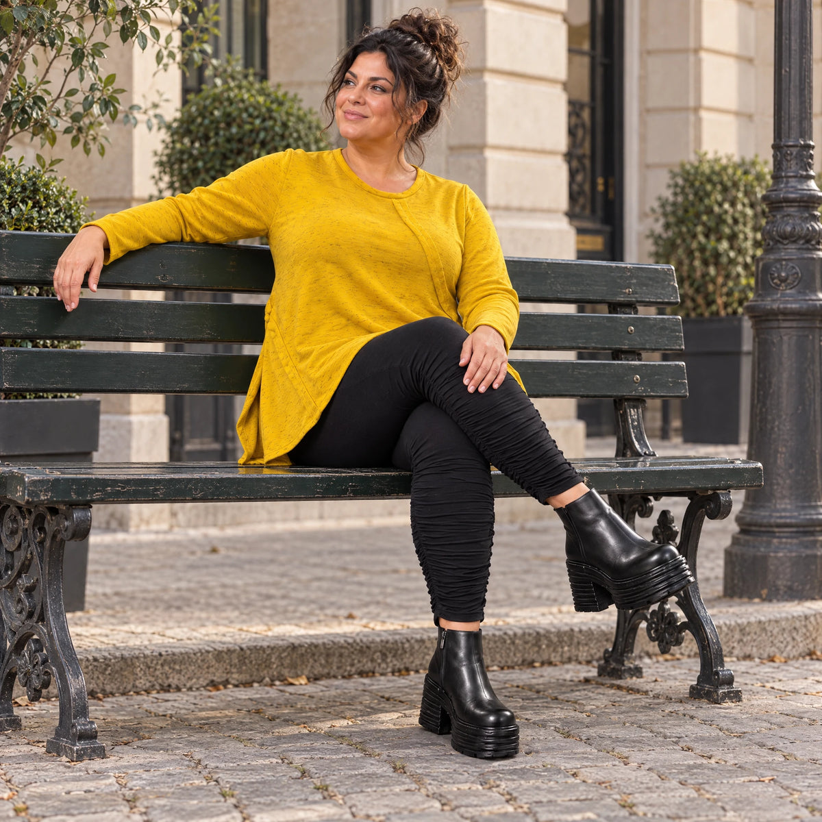 Gelbes Feinstrickshirt in A-Linie mit Reißverschluss am Ausschnitt und flauschigem Garn