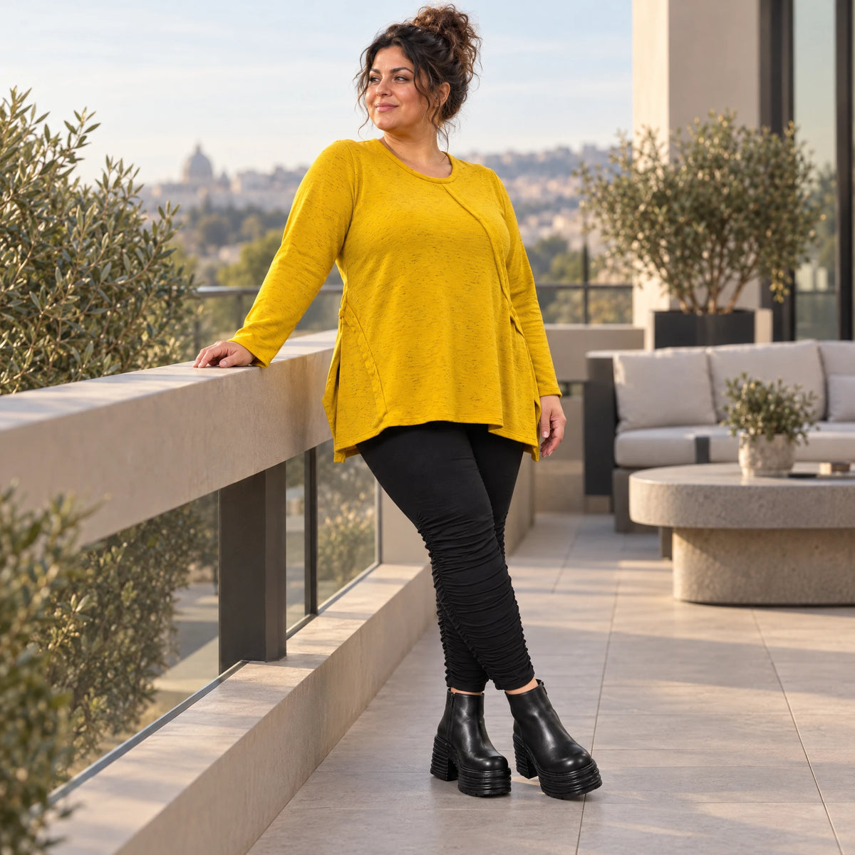 Gelbes Feinstrickshirt in A-Linie mit Reißverschluss am Ausschnitt und flauschigem Garn