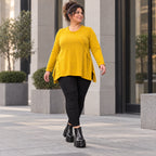 Gelbes Feinstrickshirt in A-Linie mit Reißverschluss am Ausschnitt und flauschigem Garn