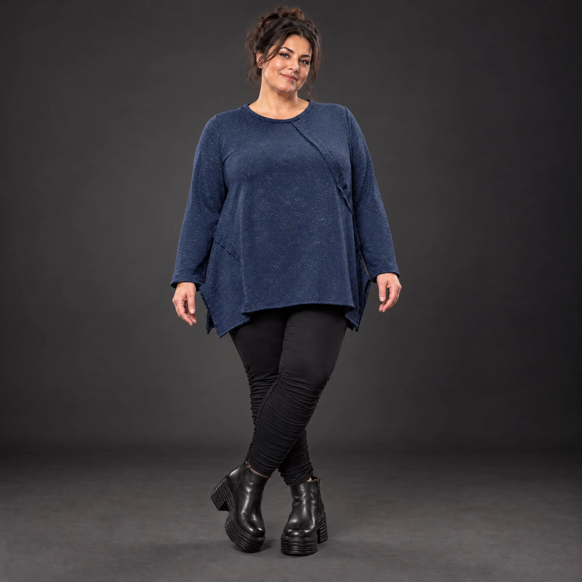 Langarmshirt aus flauschigem Feinstrick in Blau/Weiß gemustert mit fließender A-Linie