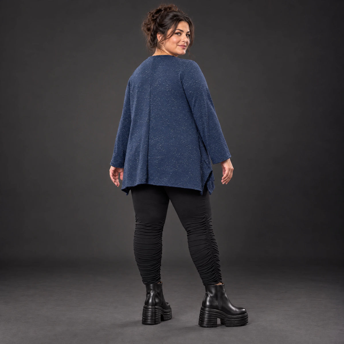Langarmshirt aus flauschigem Feinstrick in Blau/Weiß gemustert mit fließender A-Linie